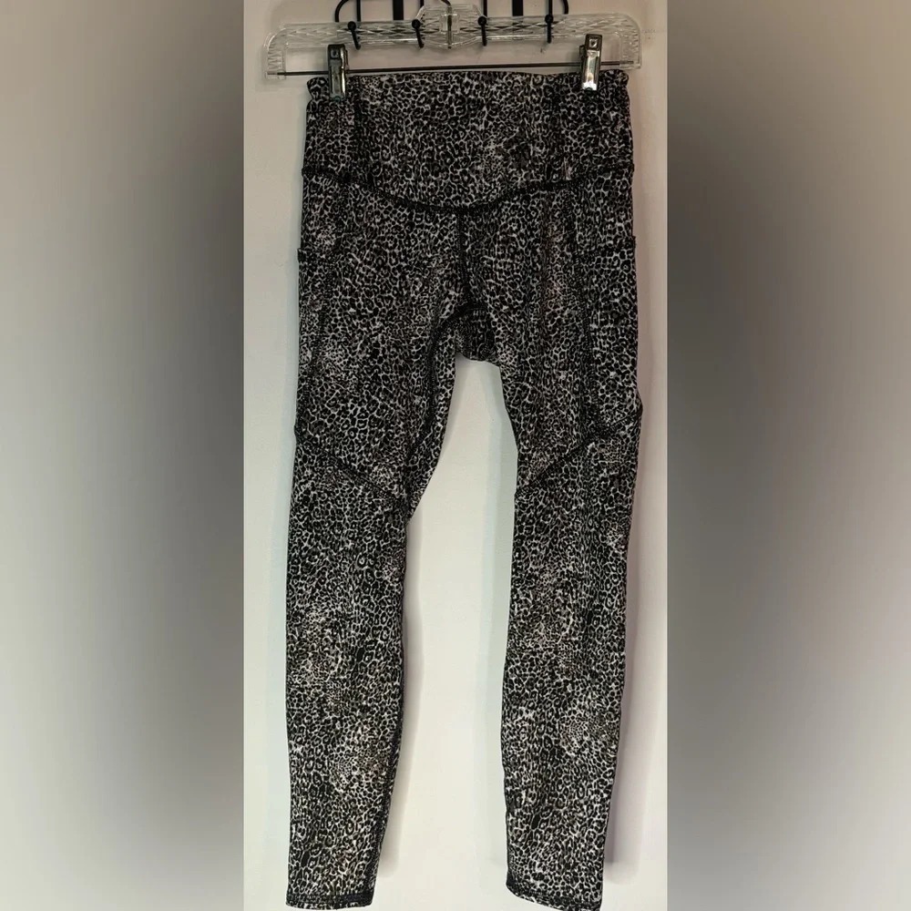 Evolution and Creation Womens 7/8 leopard leggings hip pockets‎ seamed sz Sm